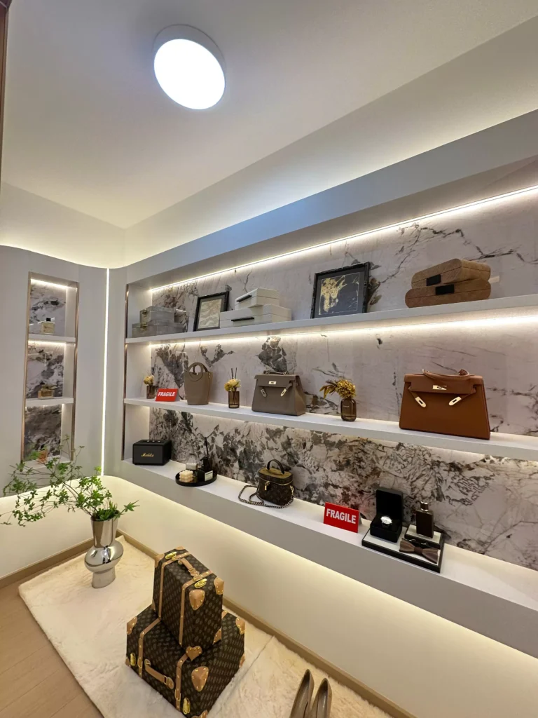 5 BEDROOM APARTMENT FOR SALE IN LAVINGTON WITH DSQ