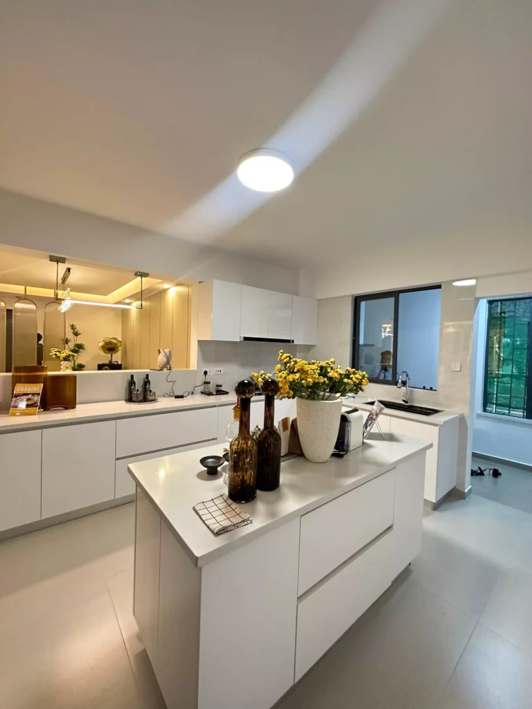 5 BEDROOM APARTMENT FOR SALE IN LAVINGTON WITH DSQ